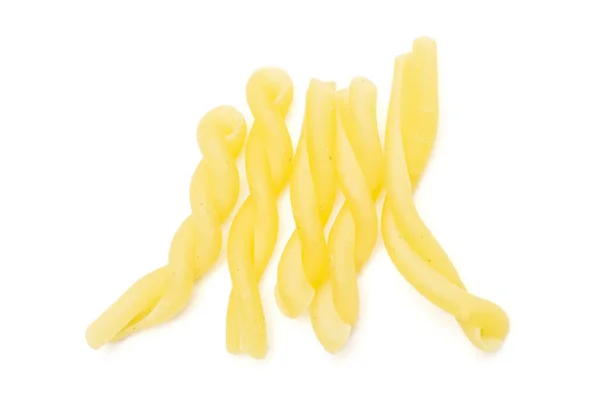 Rohe Pasta gemelli isoliert auf weiß — Stockfoto