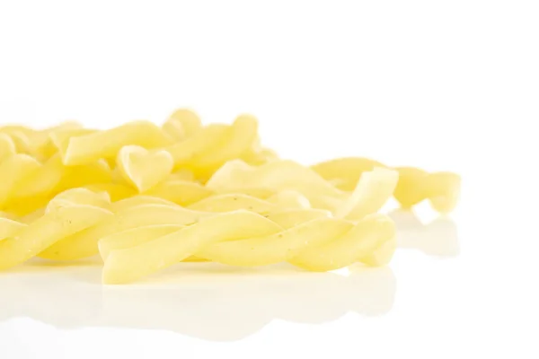 Сырая макароны гемелли изолированы на белом — стоковое фото