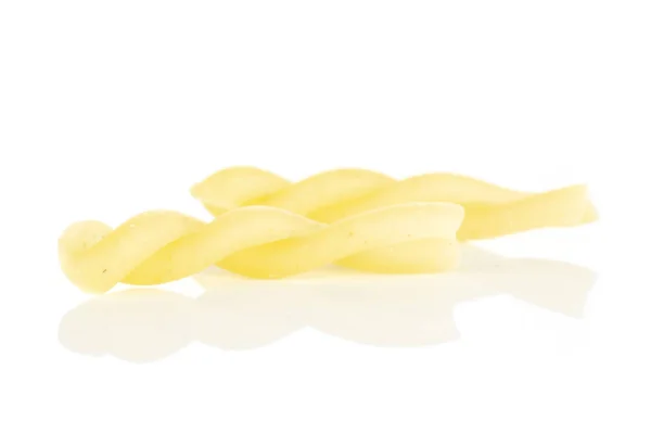 Сырая макароны гемелли изолированы на белом — стоковое фото