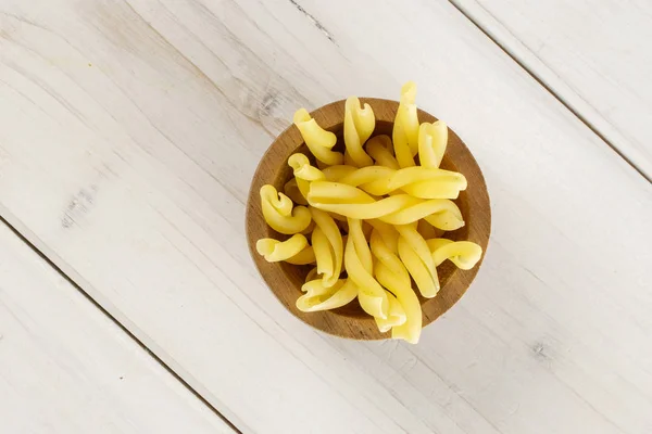 Rå pasta Gemelli på grått trä — Stockfoto