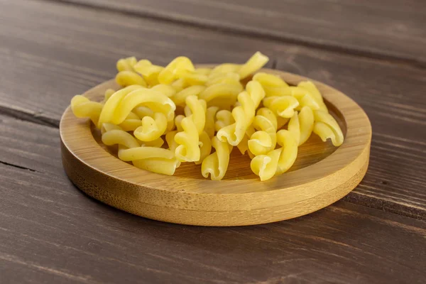 Pasta cruda gemelli sobre madera marrón —  Fotos de Stock