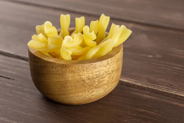 Pasta cruda gemelli su legno marrone — Foto Stock