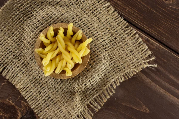 Rohe Pasta-Gemelli auf braunem Holz — Stockfoto