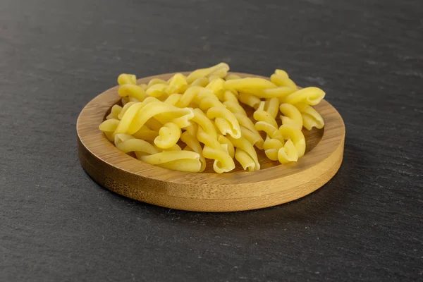 Rohe Pasta-Gemelli auf grauem Stein — Stockfoto