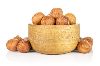 Olgun kahverengi fındık beyaz izole