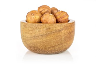 Olgun kahverengi fındık beyaz izole