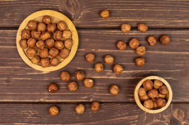 Kahverengi ahşap olgun kahverengi fındık