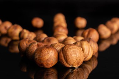 Olgun kahverengi fındık siyah cam izole
