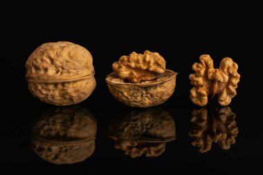 Olgun kahverengi ceviz siyah cam izole