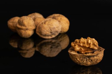 Olgun kahverengi ceviz siyah cam izole