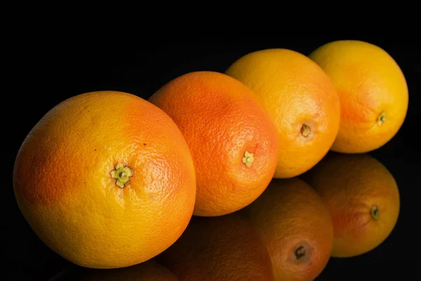 Toranja rosa fresca isolada em vidro preto — Fotografia de Stock