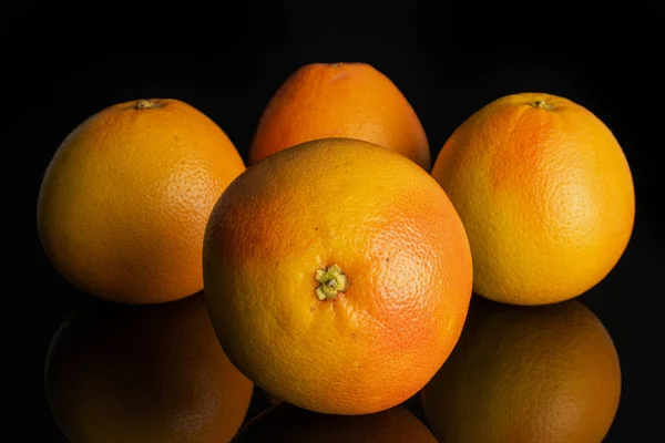 Toranja rosa fresca isolada em vidro preto — Fotografia de Stock