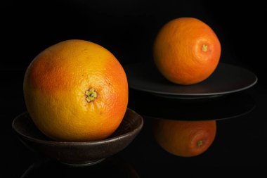 Taze pembe greyfurt siyah cam izole