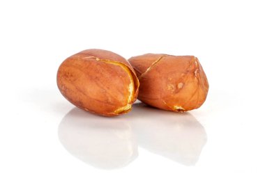 Sarı doğal fıstık beyaz izole