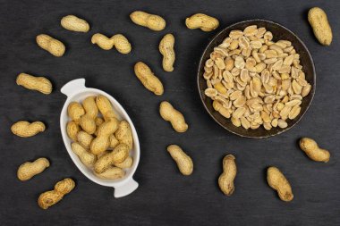 Gri taş üzerinde sarı doğal fıstık