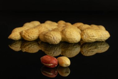 Sarı doğal fıstık siyah cam izole