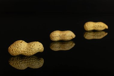 Sarı doğal fıstık siyah cam izole