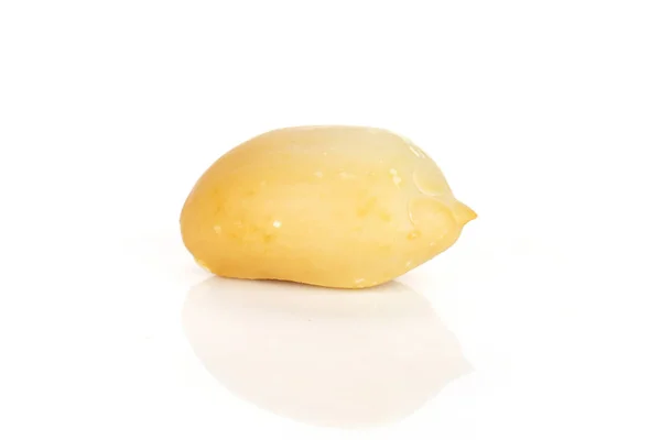 Żółte naturalne orzeszki ziemne izolowane białym — Zdjęcie stockowe