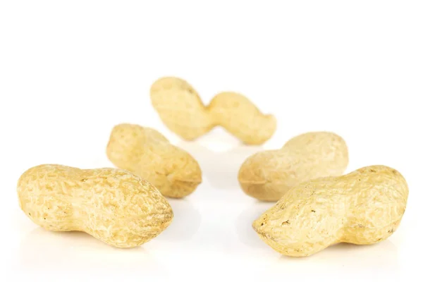 Amendoim natural amarelo isolado sobre branco — Fotografia de Stock