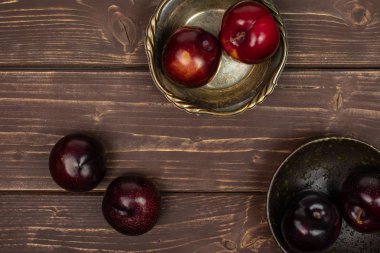 Kahverengi ahşap olgun kırmızı erik