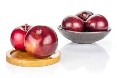 Olgun kırmızı erik beyaz izole