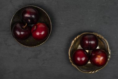 Gri taş üzerinde olgun kırmızı erik