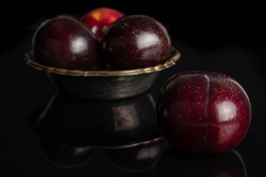 Olgun kırmızı erik siyah cam izole