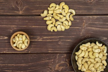 Kahverengi ahşap çiğ tuzsuz kaju