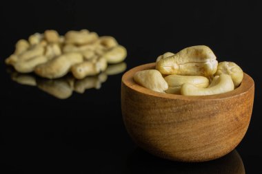 Ham tuzsuz kaju siyah cam izole