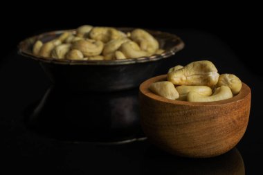 Ham tuzsuz kaju siyah cam izole