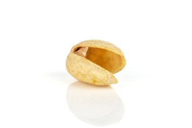 Yeşil tuzlu antep fıstığı beyaz izole