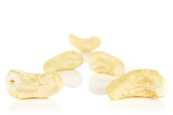 Rå osaltad cashewnötter isolerad på vit — Stockfoto