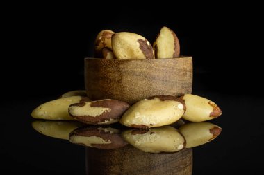 Kabuksuz brezilya somun siyah cam izole