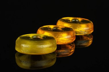 Siyah cam üzerine izole renkli sert şeker