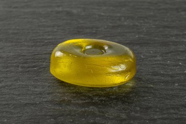 Gri taş üzerinde renkli sert şeker