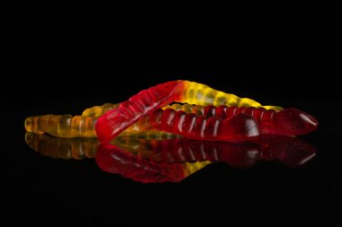 Siyah cam üzerinde izole jöle solucan şeker