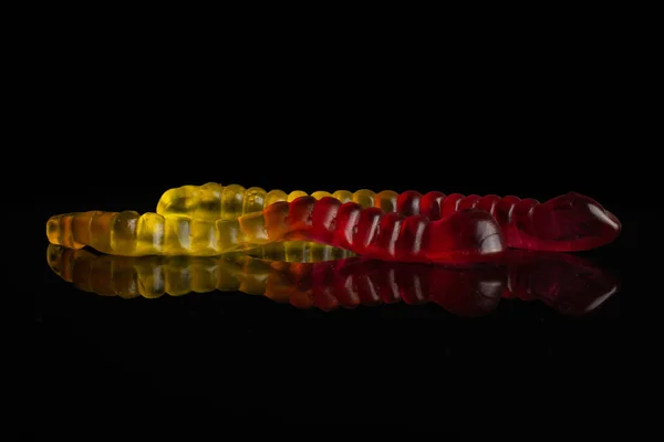 Gelee-Wurm-Bonbons isoliert auf schwarzem Glas — Stockfoto