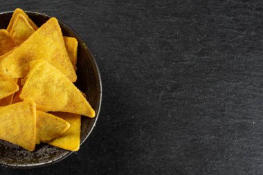 Gri taş üzerinde Tortilla peynir cipsi