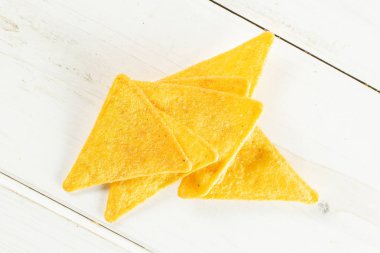 Gri ahşap üzerinde Tortilla peynir cipsi