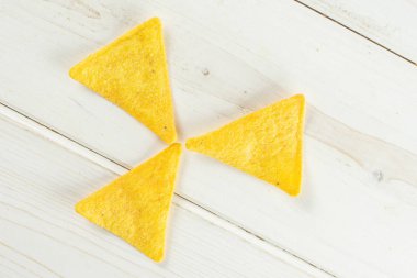 Gri ahşap üzerinde Tortilla peynir cipsi