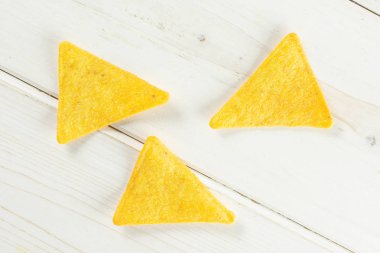 Gri ahşap üzerinde Tortilla peynir cipsi