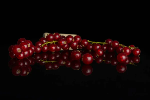 Ribes rosso fresco isolato su vetro nero — Foto Stock
