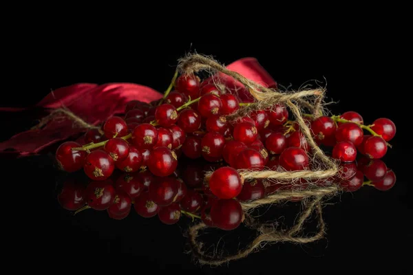 Ribes rosso fresco isolato su vetro nero — Foto Stock