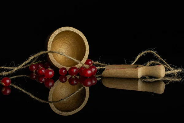 Frische rote Johannisbeere isoliert auf schwarzem Glas — Stockfoto