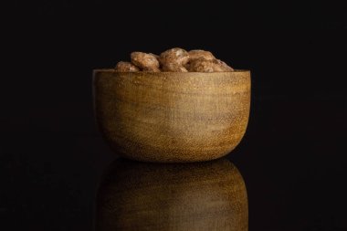 Choco topları tahıl siyah cam izole