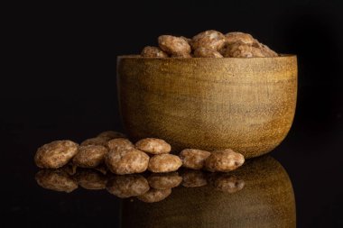 Choco topları tahıl siyah cam izole