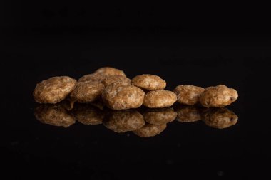 Choco topları tahıl siyah cam izole