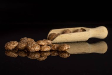 Choco topları tahıl siyah cam izole