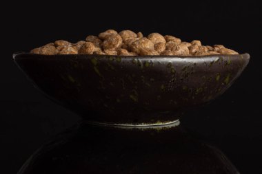 Choco topları tahıl siyah cam izole