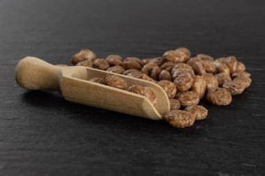 Gri taş üzerinde Choco topları tahıl